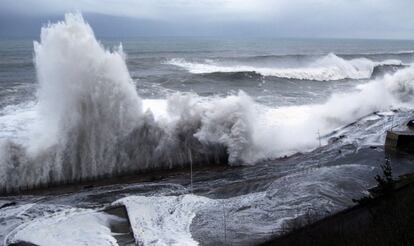 <b>Las olas golpean el Paseo Nuevo</b>. El fuerte oleaje causó unos cuantiosos daños materiales, pero también fotos espectaculares como esta, del pasado domingo. El Consorcio de Compensación de Seguros ya avanzó el pasado martes que los destrozos causados por el temporal podrían tener un coste aproximado de entre 14 y 16 millones de euros en indemnizaciones en toda las costa vasca.