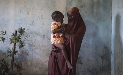 Dada, de 15 años, sostiene a su hija Husseina, de 18 meses, en Maiduguri, en el estado de Borno (Nigeria), en 2017. Ella fue secuestrada por Boko Haram y quedó embarazada mientras estaba en cautiverio.