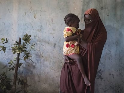 Dada, de 15 años, sostiene a su hija Husseina, de 18 meses, en Maiduguri, en el estado de Borno (Nigeria), en 2017. Ella fue secuestrada por Boko Haram y quedó embarazada mientras estaba en cautiverio.