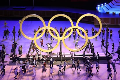 Los anillos olímpicos durante la ceremonia inaugural en el estadio Olímpico de Tokio. 