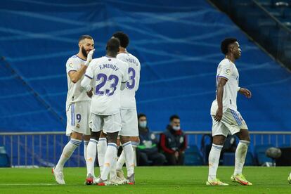 Benzema celebra con sus compañeros el gol contra el Athletic en el Santiago Bernabéu.