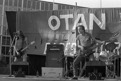 Leño, en un concierto en contra de la entrada de España en la OTAN, en julio de 1981. Rosendo Mercado (guitarra y voz) y Tony Urbano (bajo). Detrás de este, el batería, Ramiro Penas.