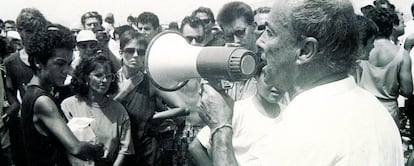 El artista César Manrique en una manifestación contra la construcción de un complejo turístico en la playa de Los Pocillos, en Lanzarote, en 1988.