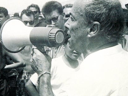 El artista César Manrique en una manifestación contra la construcción de un complejo turístico en la playa de Los Pocillos, en Lanzarote, en 1988.