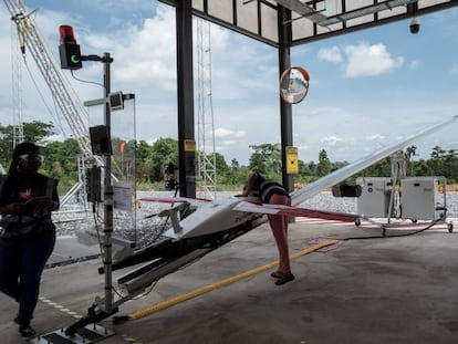 Dos ingenieras preparan el lanzamiento de un dron cargado con medicamentos en el centro de abastecimiento de Omenako, en el noreste de Ghana, el pasado 24 de abril.