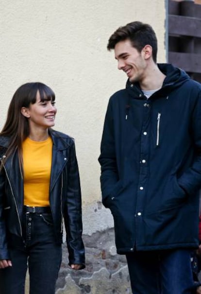 Aitana Ocaña y Vicente paseando por Sant Climent de Llobregat.