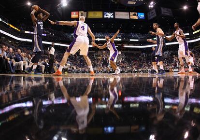 Rudy Gay, de los Grizzlies, intenta pasar ante la oposición de varios jugadores de los Suns