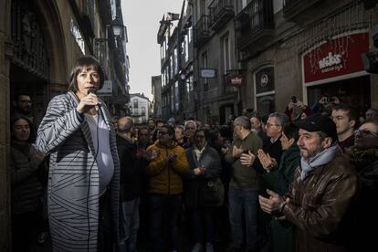 Ana Pontón se dirige a los simpatizantes que no lograron entrar en el auditorio lleno de Abanca en Santiago.