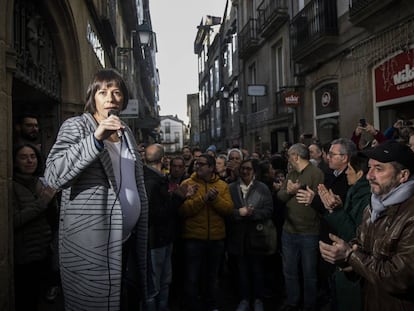 Ana Pontón se dirige a los simpatizantes que no lograron entrar en el auditorio lleno de Abanca en Santiago.