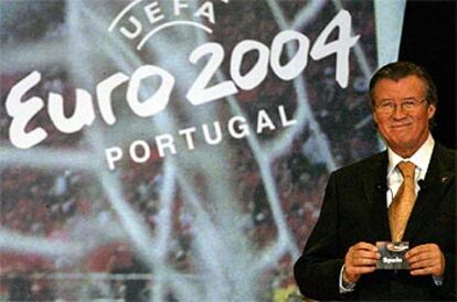 El secretario general de la UEFA, Gerhard Aigner, saca la papeleta de España de la urna durante el sorteo.