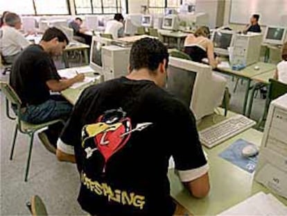 Alumnos del IES Polígono Sur, ayer, en el aula de Informática del centro.