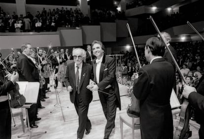 Concierto homenaje a Joaquín Rodrigo en su 90 cumpleaños, acompañado en la imagen por el director de orquesta Enrique García Asensio.