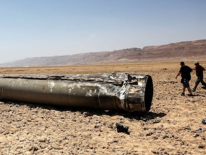 Los restos de un misil balístico hallados en la costa del mar Muerto después del ataque de Irán contra Israel el 13 de abril.
