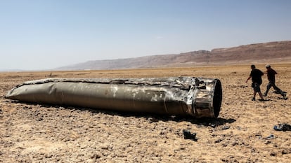 Los restos de un misil balístico hallados en la costa del mar Muerto después del ataque de Irán contra Israel el 13 de abril.
