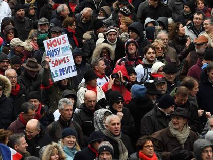 Miles de ‘pañuelos rojos’ marchan en París en defensa de las instituciones