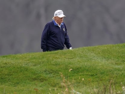 Donald Trump juega al golf este domingo en su campo privado de Virginia.