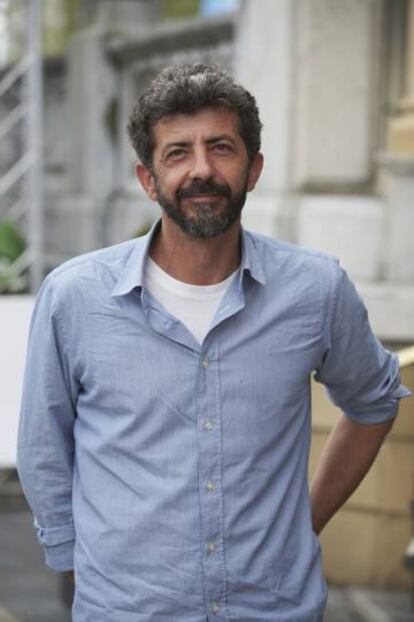 Alberto Rodríguez, en la puerta del hotel a su llegada al festival de San Sebastián.