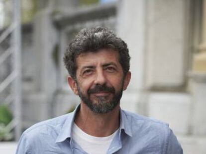 Alberto Rodríguez, en la puerta del hotel a su llegada al festival de San Sebastián.