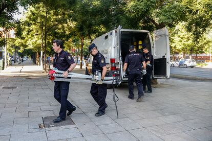 Policía de subsuelo en el Paseo de la Castellana, este martes. El despliegue policial ha recibido el nombre de Operación Eirene. Es el nombre, en griego clásico, de la diosa que traía la paz. 