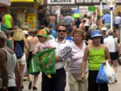 Turistas en las Palmas de Gran Canaria.