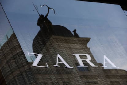  El logotipo de Zara en una tienda de Madrid. 