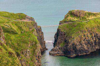 El puente Carrick-a-rede, una pasarela de cuerda antiguamente empleada por pescadores.