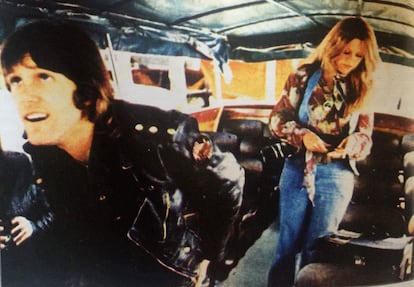 Bertha con Keith Emerson, del trío Emerson, Lake and Palmer, en un barco en Venecia en 1975. "Keith tuvo el detalle de pedir que llenasen de rosas mi habitación del hotel", cuenta ella.