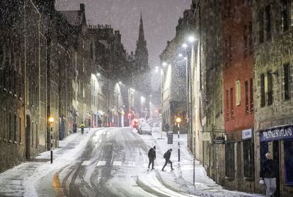 Varias personas caminan por una calle nevada del centro de Edimburgo.