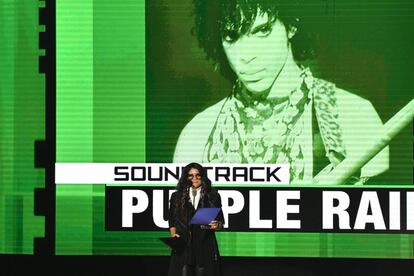 El disco de Prince 'Purple Rain' se hizo con el premio a la mejor banda sonora. La hermana del artista, Tyka Nelson, recogió el trofeo entre lágrimas.