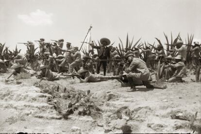 Simulacro de guerra por parte de los cadetes del Colegio Militar, ante el presidente Francisco I. Madero, en Chapultepec, Ciudad de México (1912), Fotos del libro <i>México: fotografía y revolución</i> (Lunwerg).
