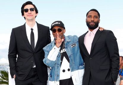 El director de cine estadounidense Spike Lee (c) posa junto a los actores John David Washington (d) y Adam Drive (i) durante el pase gráfico de la película "BlacKkKlansman" que se presenta en la sección oficial del Festival de Cannes, el 15 de mayo de 2018.