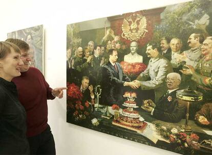 El presidente ruso Vladimir Putin dando la mano al dictador Josef Stalin mientras milaters y políticos sonríen. Es uno de los cuadros del polémico artista Andrei Budayev que se pueden ver en la galería Novy Manezh de Moscú.