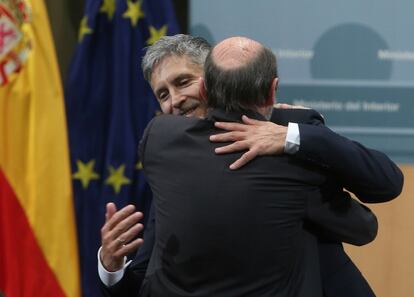 El exministro del Interior Alfredo Pérez Rubalcaba abraza al nuevo ministro Fernando Grande-Marlaska.