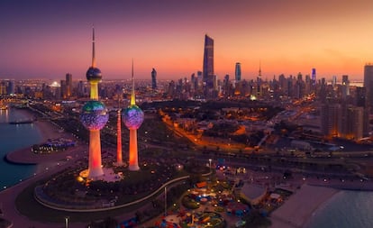 Vista de la ciudad de Kuwait al atardecer.