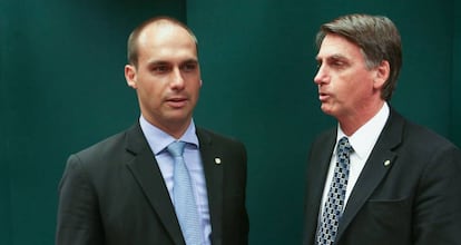 Eduardo Bolsonaro e seu pai, Jair Bolsonaro.