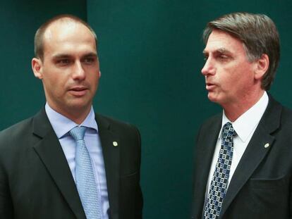 Eduardo Bolsonaro e seu pai, Jair Bolsonaro.