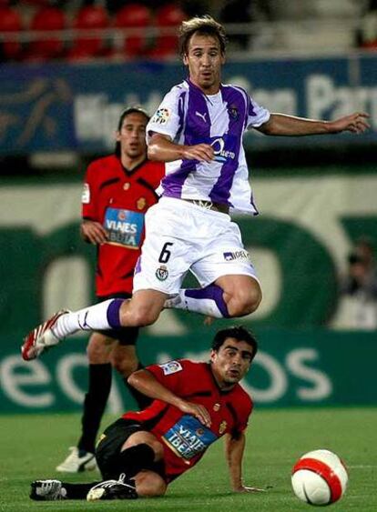 Borja lucha por un balón con Ibagaza.