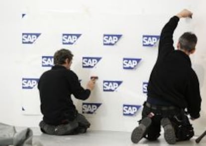 Unos operarios montan un stand de SAP en la &uacute;ltima edici&oacute;n del Cebit en Alemania.