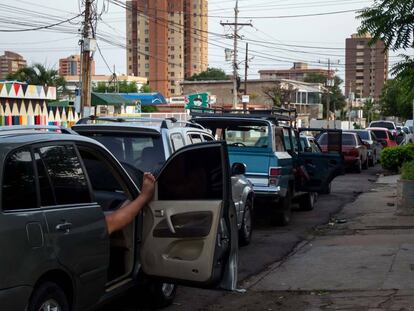 Las largas filas en Venezuela para abastecerse de combustible, en imágenes