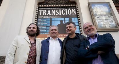 El director Carlos Martín, el actor Antonio Valero, el director del Centro Dramático Nacional, Ernesto Caballero, y el director Santiago Sánchez, frente a la fachada del teatro Talía de Valencia.