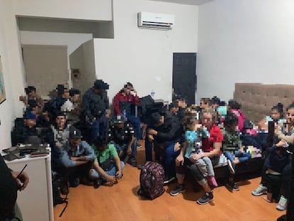 Algunas de las personas extranjeras hacinadas en un hotel en el municipio de Apodaca, Nuevo León.