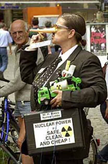 Una manifestante antinuclear exhibe en Bonn una nariz creciente.