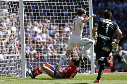 Bale remata a puerta vacía en la acción que supuso el primer gol del partido.