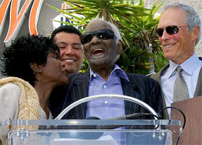 Ray Charles, flanqueado por los actores Clint Eastwood y Cicely Tyson, y en presencia del alcalde de Los Ángeles, durante su última aparición pública, el pasado 30 de abril.