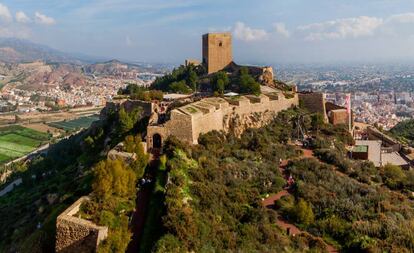 La experiencia permite disfrutar de una velada diferente en el patio de armas del castillo, a los pies de la Torre Alfonsina.