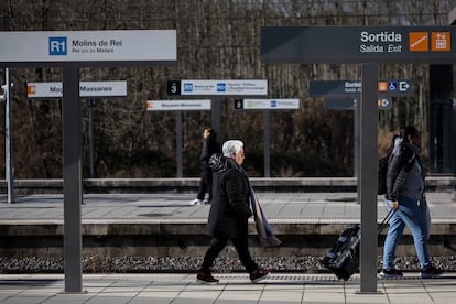 Pasajeros en la estación de Renfe de Maçanet-Massanes (Girona) de la linea R1 de Rodalies, este viernes.