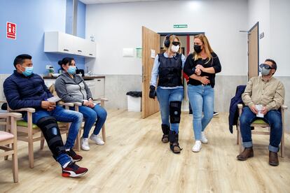 Ana Belén Albújar, con gafas y auriculares, acompañada de Sara Tijerín, quien hace las veces de auxiliar ayudando a una residente, en un curso de empatía en una residencia de la empresa Vitalia en Madrid. 