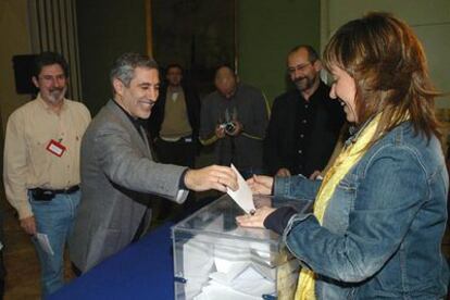 Gaspar Llamazares deposita su voto en la reunión del Consejo Político Federal de IU celebrado hoy.