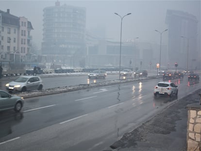 La ciudad de Tuzla en Bosnia-Herzegovina de día llena de neblina producto de la contaminación, el pasado octubre.