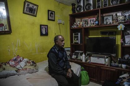 Efraín Galindo, padre de José Juan Galindo, lo vela en su hogar. Continúa en espera del apoyo económico del Gobierno de Ciudad de México.